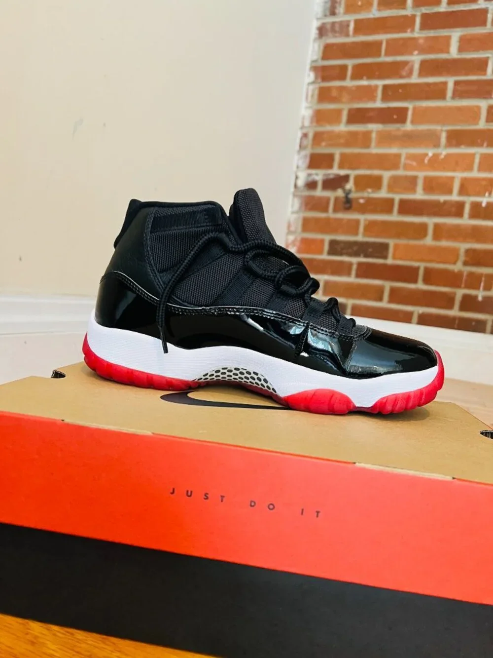 Size US Men's 9 - Jordan 11 Retro Playoffs Bred (2019) Very Clean